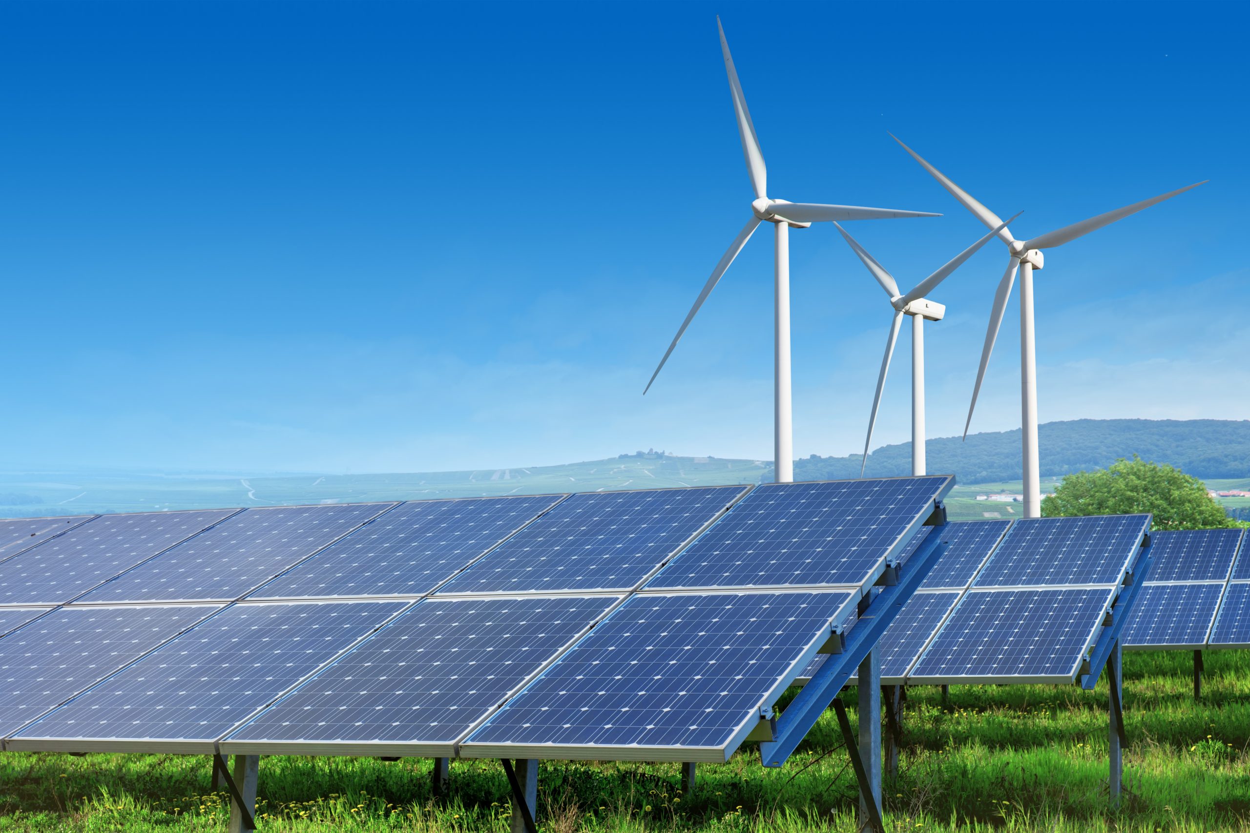 turbina wiatrowa na posesji domowej wiatrowa turbina ustawiona na maszcie obok ogrodzenia posesji